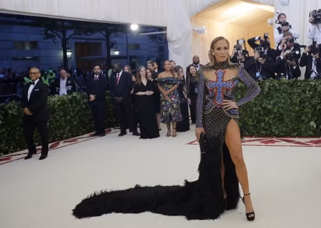 Nữ ca sĩ Jennifer Lopez với trang phục mang đúng chủ đề của Met Gala năm nay