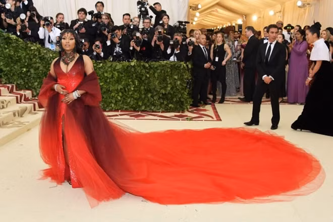 Rapper Nicki Minaj với trong phục khoe vòng 1 đẫy đà. Cô thường xuyên có những trang phục gây "bỏng mắt" người xem.