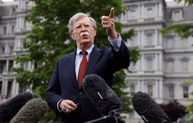 Cố vấn an ninh quốc gia Mỹ John Bolton phát biểu trước báo giới. Ảnh Reuters.