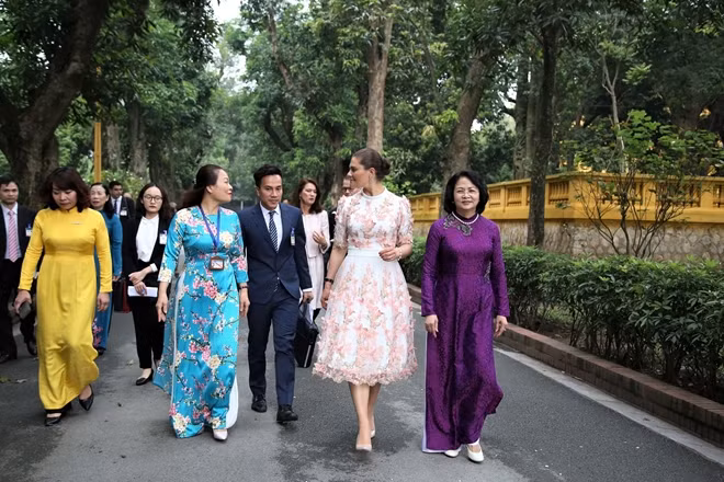 Vai trò đại sứ của Công chúa Victoria đóng góp quan trọng cho hoạt động đối ngoại của Thụy Điển. Ngoài tiếng mẹ đẻ, Công chúa kế vị của Hoàng gia Thụy Điển có thể nói trôi chảy tiếng Pháp, tiếng Anh và tiếng Đức.