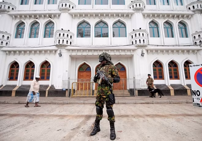 Binh sĩ được huy động để bảo vệ các khu vực trung tâm tôn giáo trên khắp Sri Lanka. Ảnh Reuters.