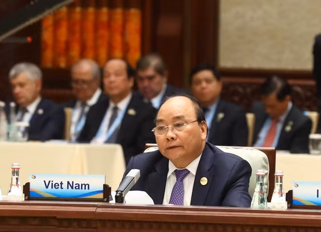 Thủ tướng Nguyễn Xuân Phúc dự hội nghị bàn tròn. Ảnh: VGP