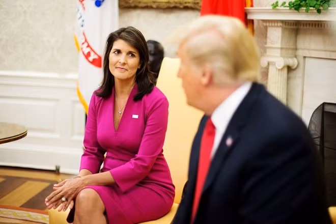 Đại sứ Mỹ tại LHQ Nikki Haley bên cạnh Tổng thống Trump sau khi đệ đơn từ chức. Ảnh Shutterstock