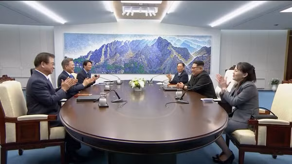 Lãnh đạo Hàn Quốc và Triều Tiên trong phòng họp. Ảnh: Reuters.