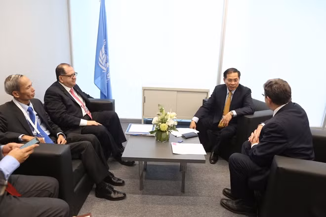 Tại cuộc gặp với Tổng giám đốc UNDP.