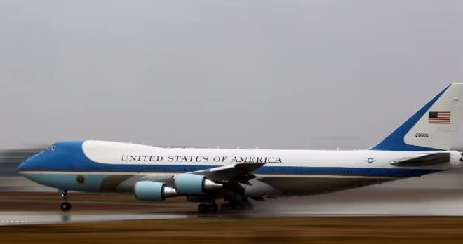 Chuyên cơ Air Force Once chở Tổng thống Obama cất cánh tại Maryland. Ảnh: Reuters.