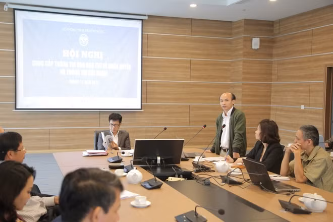 Ông Đinh Văn Trình báo cáo về thực trạng, tình hình mua bán người thông qua di cư trái phép.