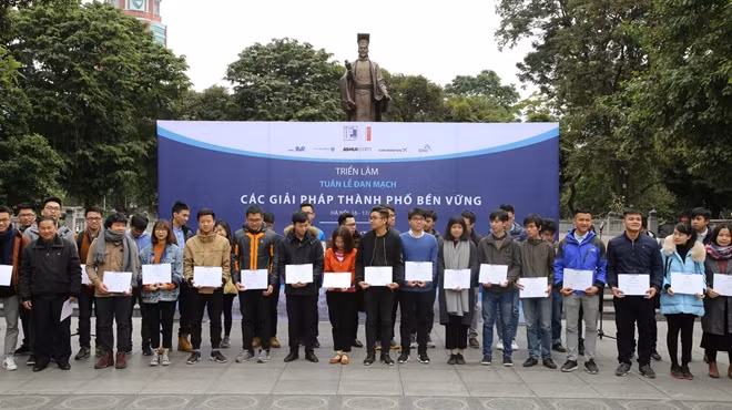 Trao bằng công nhận đối với các sinh viên tham gia khóa tập huấn ngắn ngày do Đại sứ quán Đan Mạch tổ chức