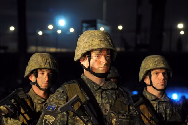 Các binh sĩ lực lượng An ninh của Kosovo bảo vệ một sự kiện tại Pristina hôm 14-12 vừa qua. Ảnh Reuters.