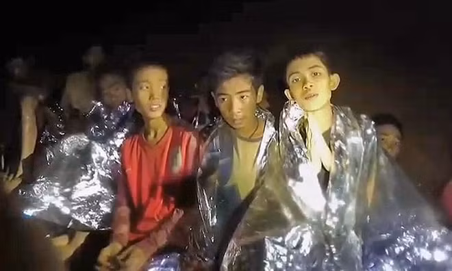 Mạng sống của các cậu bé trong đội bóng tiếp tục bị đe dọa do lượng Oxy giảm dần. Ảnh minh họa