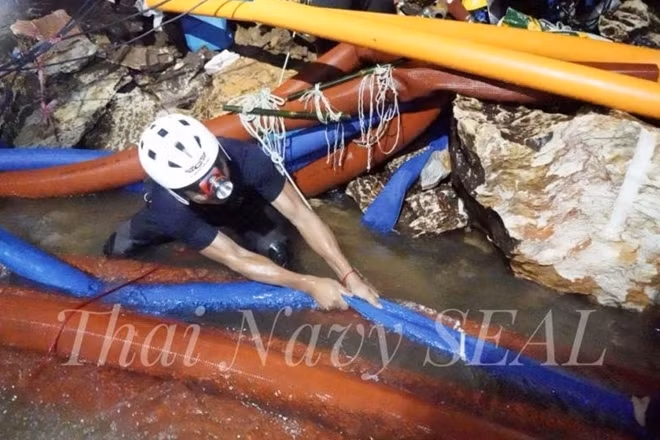 Công tác cứu hộ gặp nhiều khó khăn do điều kiện thời tiết xấu. Ảnh Thai Navy SEAL