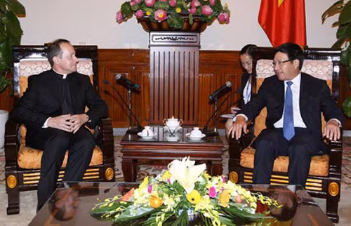 Phó Thủ tướng, Bộ trưởng Ngoại giao Phạm Bình Minh tiếp Thứ trưởng Ngoại giao Tòa thánh Antoine Camilleri. Ảnh VGP