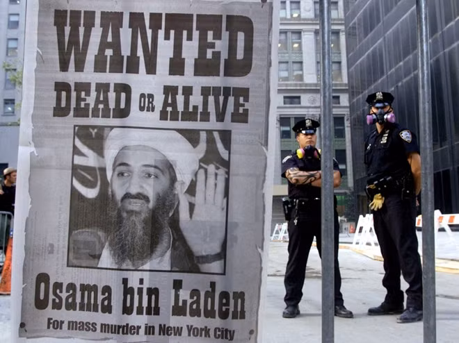 Hình ảnh Osama bin Laden trên tuyến phố New York. Ảnh Reuters