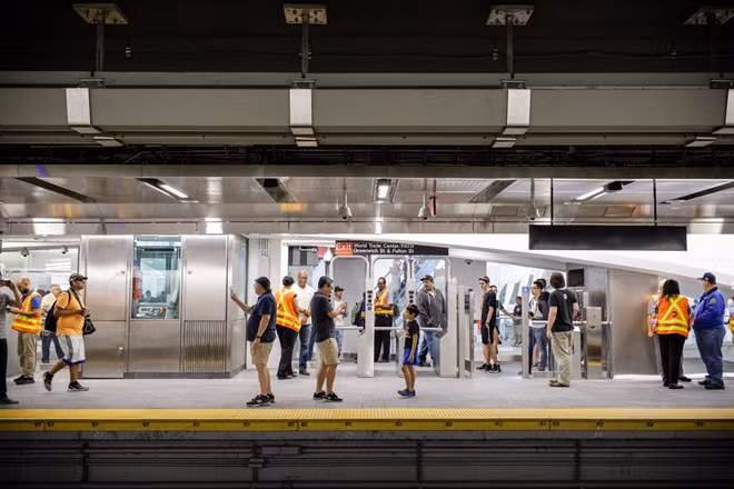 Việc mở lại Ga Cortlandt thể hiện sự vực dậy của New York 17 năm sau thảm họa 11-9. Ảnh AP