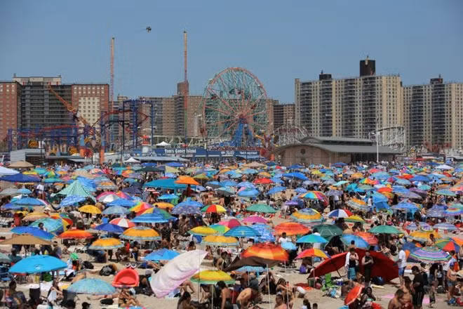 Bãi biển Coney Island, Brooklyn, New York đông nghẹt người. Ảnh Reuters.