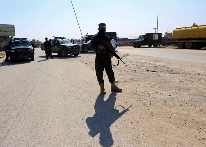 Một sĩ quan an ninh của Afghanistan đứng bảo vệ gần nơi xảy ra vụ tấn công ở Jalalabad, Afghanistan. Ảnh Reuters.