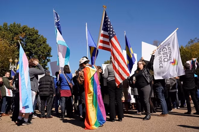 Nhiều người ủng hộ LGBT biểu tình bên ngoài Nhà Trắng. Ảnh Reuters.