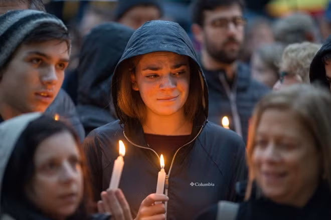 Nhiều người tưởng niệm các nạn nhân trong vụ xả súng tại Pittsburgh. Ảnh Reuters.
