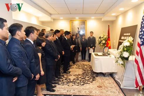 Cán bộ, nhân viên Đại sứ quán Việt Nam tại Mỹ tưởng niệm nguyên Tổng Bí thư Đỗ Mười Cán bộ, nhân viên Đại sứ quán Việt Nam tại Mỹ tưởng niệm nguyên Tổng Bí thư Đỗ Mười