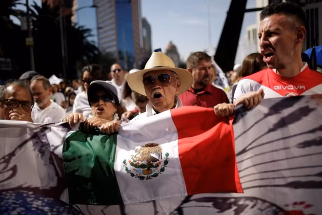 Người biểu tình phản đối bạo lực trên đường phố Mexico City. Ảnh Reuters.