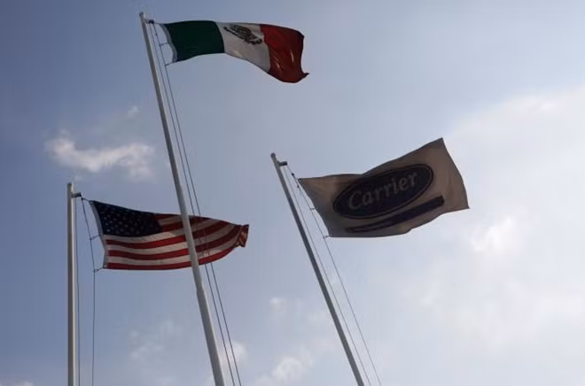 Lá cờ của Mỹ, Mexico và Carrier bên ngoài một trụ sở của United Technologies Corp, Monterry Mexico. Ảnh Reuters