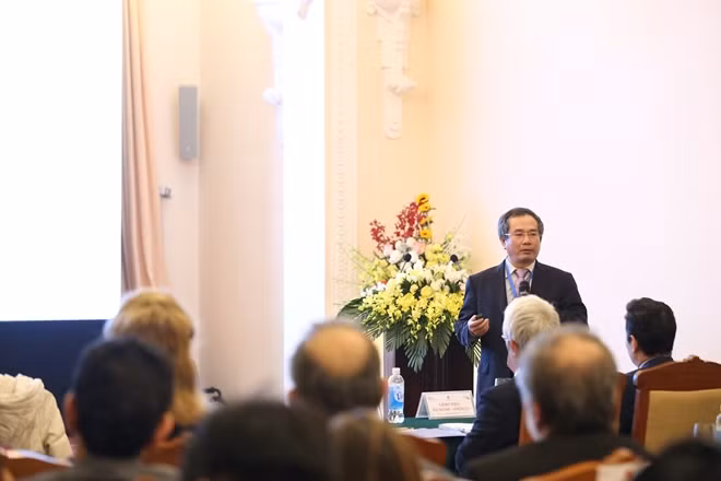 Một diễn giả của Việt Nam trình bày những nét cơ bản về lịch sử, văn hóa của Việt Nam.