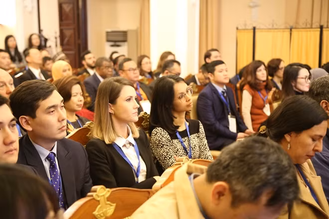 Các đại biểu trong và ngoài nước chú ý lắng nghe những điều thú vị về văn hóa và lịch sử Việt Nam.