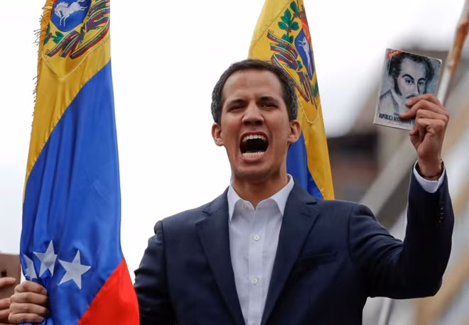 Thủ lĩnh phe đối lập Juan Guaido phát biểu trước đám đông ủng hộ ở Caracas ngày 23-1. Ảnh Reuters.