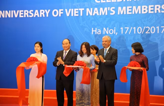 Thủ tướng Nguyễn Xuân Phúc và ông Kamal Malhotra cắt băng khai trương Triển lãm ảnh về 40 năm quan hệ Việt Nam – LHQ