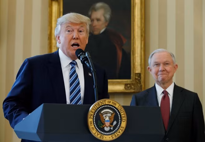 Tổng thống Mỹ và Bộ trưởng Jeff Sessions. Ảnh Reuters.