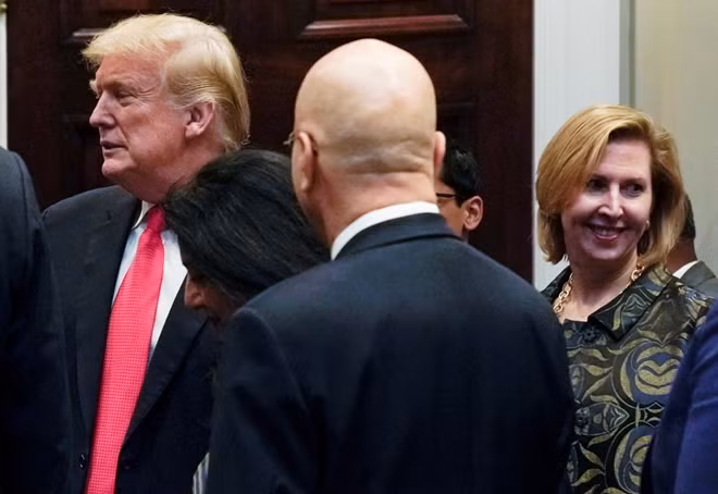 Bà Ricardel đi sau ông Trump. Ảnh Reuters.