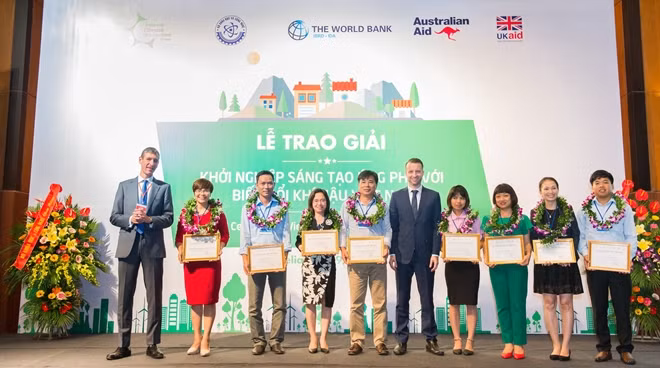 Đại diện các doanh nghiệp được vinh danh chụp ảnh cùng Ban tổ chức