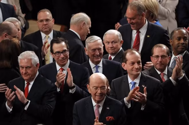 Những thành viên trong nội các của ông Trump vỗ tay trong bài phát biểu của ông