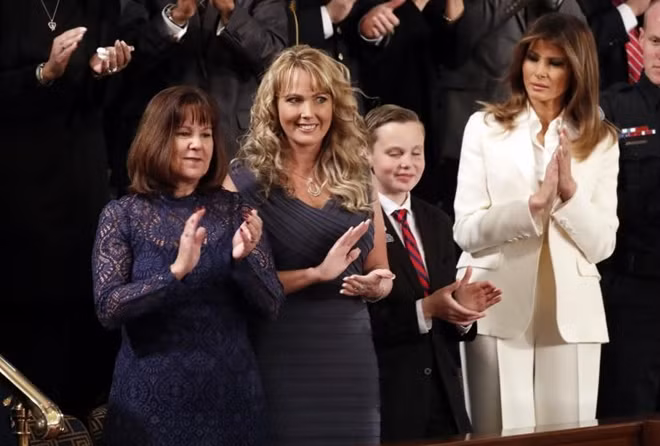Đệ nhất phu nhân Melania bên cạnh "Đệ nhị phu nhân" Karen Pence, vợ của Phó Tổng thống Mike Pence