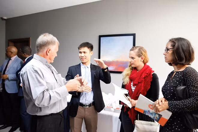 Các đại biểu tham dự trao đổi các vấn đề cùng quan tâm