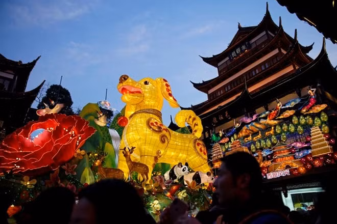 Từ các mô hình đèn lồng trang hoàng đường phố...
