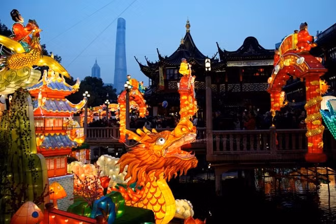 Khung cảnh lễ hội rực rỡ tại Dự Viên, Thượng Hải. Ảnh Reuters