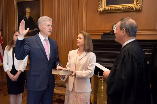 Ông Neil Gorsuch tuyên thệ nhậm chức. Ảnh Reuters