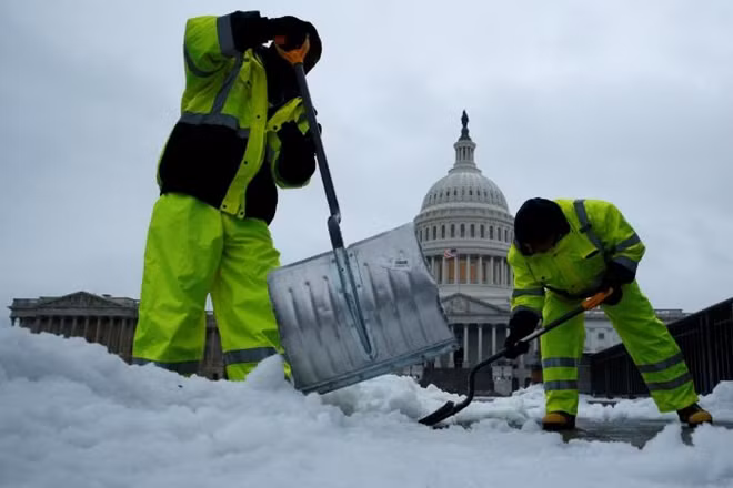 Công nhân dọn tuyết trước điện Capitol, Washington D.C