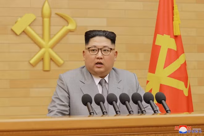 Ngày 1-1-2018, trong thông điệp chào mừng năm mới, lãnh đạo Triều Tiên Kim Jong-un tuyên bố sẵn sàng đối thoại với Seoul về khả năng tham gia Thế vận hội mùa Đông 2018 được tổ chức tại Pyeongchang, Hàn Quốc, đồng thời cho biết hai miền Triều Tiên cần cải thiện quan hệ song phương. Ảnh KCNA/Reuters