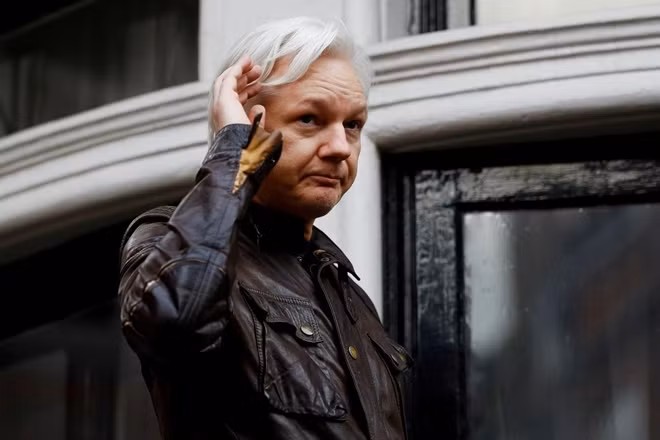 Julian Assange. Ảnh Reuters.