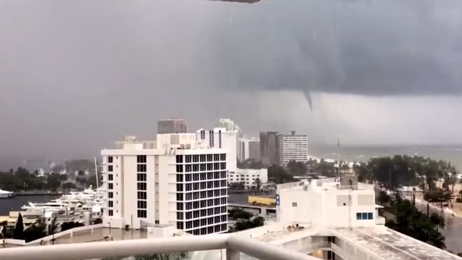 Lốc xoáy ngoài khơi một thành phố thuộc Florida khi cơn bão Irma đổ bộ. Ảnh Reuters