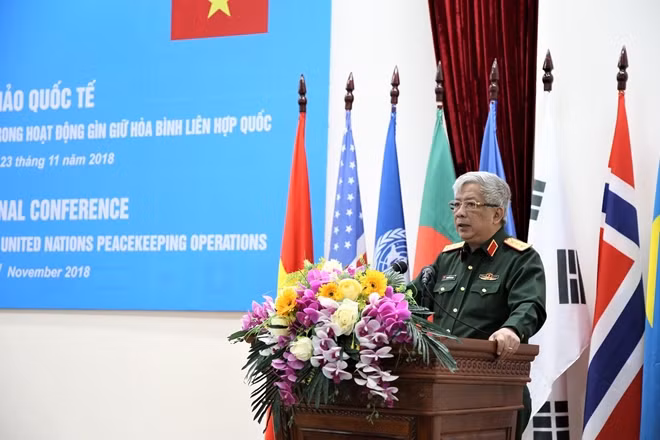 Thượng tướng Nguyễn Chí Vịnh phát biểu tại Hội thảo.