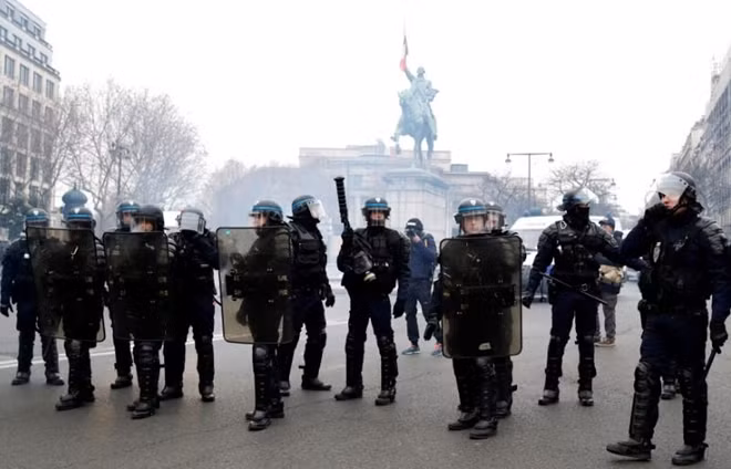 Lực lượng an ninh của Pháp trên đường phố Paris. Ảnh Reuters.