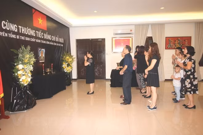 Đoàn cộng đồng người Việt tại Malaysia đến viếng nguyên Tổng Bí thư Đỗ Mười. (Ảnh: Hoàng Nhương/TTXVN)