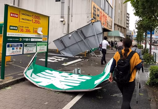 Siêu bão đổ bộ làm gián đoạn nhịp sống của 30 triệu người dân Tokyo