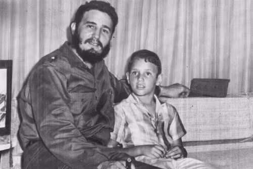 Ông Fidel Castro và con trai. Ảnh AP