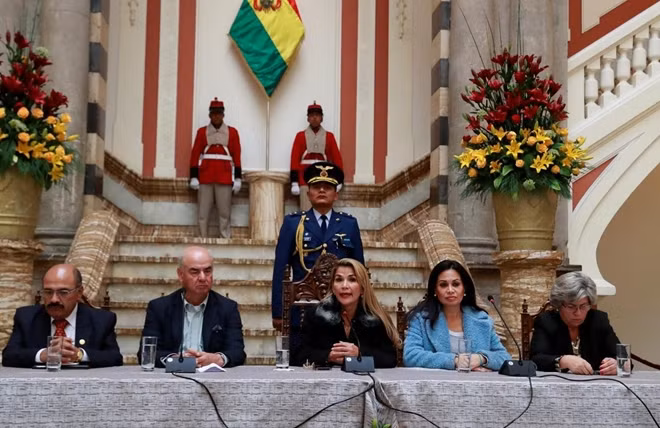 Tổng thống lâm thời Bolivia Jeanine Anez trong một cuộc họp báo tại La Paz. Ảnh Reuters.
