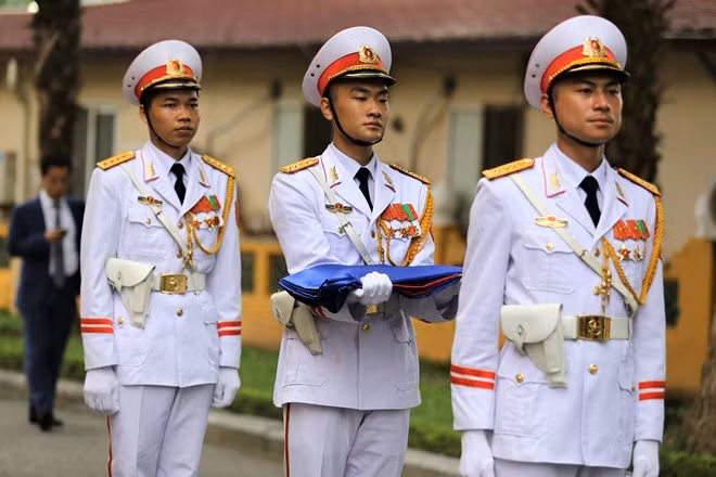 Lá cờ ASEAN được trang nghiêm rước vào lễ đài. Kể từ khi được thành lập, ASEAN đến nay đã và đang tiếp tục kiến tạo môi trường thuận lợi cho hợp tác vì hoà bình, ổn định từ đó gắn kết các dân tộc, tạo sức mạnh tập thể cho các quốc gia trong khu vực.