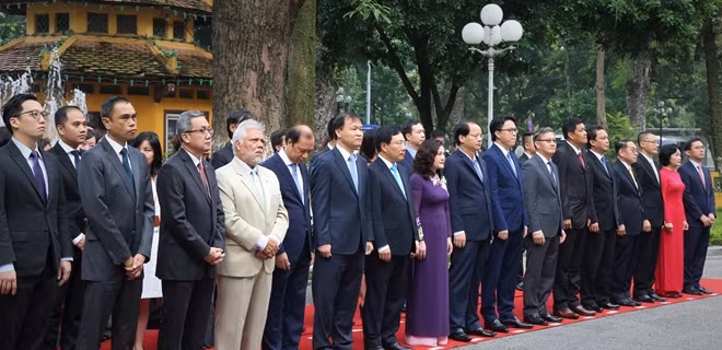 Tham dự Lễ Thượng cờ kỉ niệm 51 năm thành lập ASEAN có Phó Thủ tướng, Bộ trưởng Ngoại giao Việt Nam Phạm Bình Minh, các trưởng đoàn ngoại giao tại Hà Nội, các ngài Đại sứ, Đại biện và đại diện Đại sứ quán các nước ASEAN tại Hà Nội.